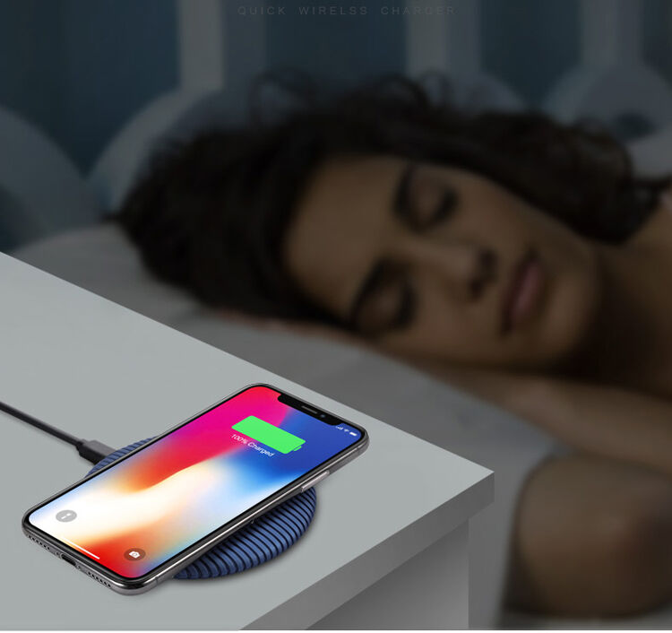 Bezprzewodowa QI ładowarka z antypoślizgową powierzchnią dla Apple iPhone - niebiesko-srebrna