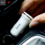 HOCO ładowarka samochodowa z dwoma portami USB + lightning złącze dla Apple iPhone / iPad / iPod – biała