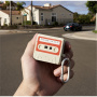 ELAGO Cassette Tape etui z karabińczykiem w stylu kasety do AirPods 4 / 5 - beżowy