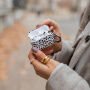 Etui Burga ze wzorem i karabińczykiem do AirPods Pro 3 - Almond Latte