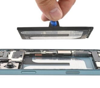iPhone&nbsp;16 znacznie ułatwia wymianę baterii! Jak Apple udało się to osiągnąć?