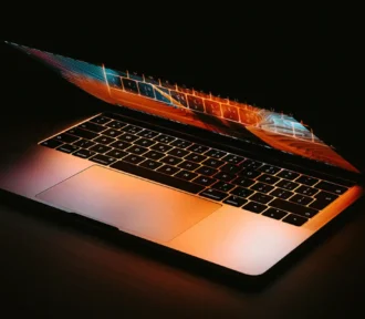 Czy macOS 16 wprowadzi obsługę dotykową? Apple może zasugerować przyszłość komputerów Mac w tym roku!