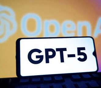 OpenAI zaprezentowało nowy model GPT-5! Co nowego wprowadzi do&nbsp;ChatGPT i&nbsp;kiedy będzie można go wypróbować na&nbsp;iPhonie?