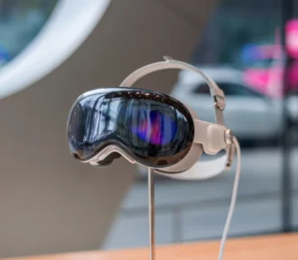 Kolejny Apple Vision Pro? Może za dwa lata. Podobno Apple zmienia priorytety i&nbsp;stawia na&nbsp;coś zupełnie innego.